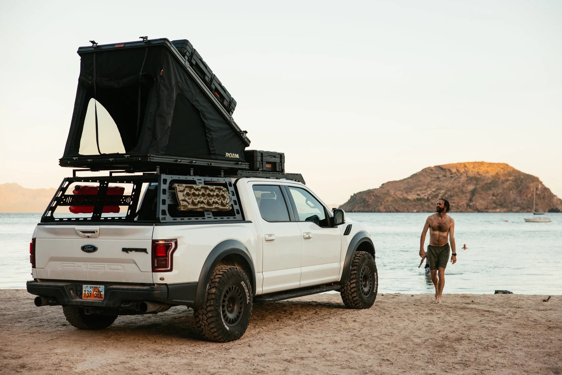 ROAM - The Desperado Hardshell Rooftop Tent