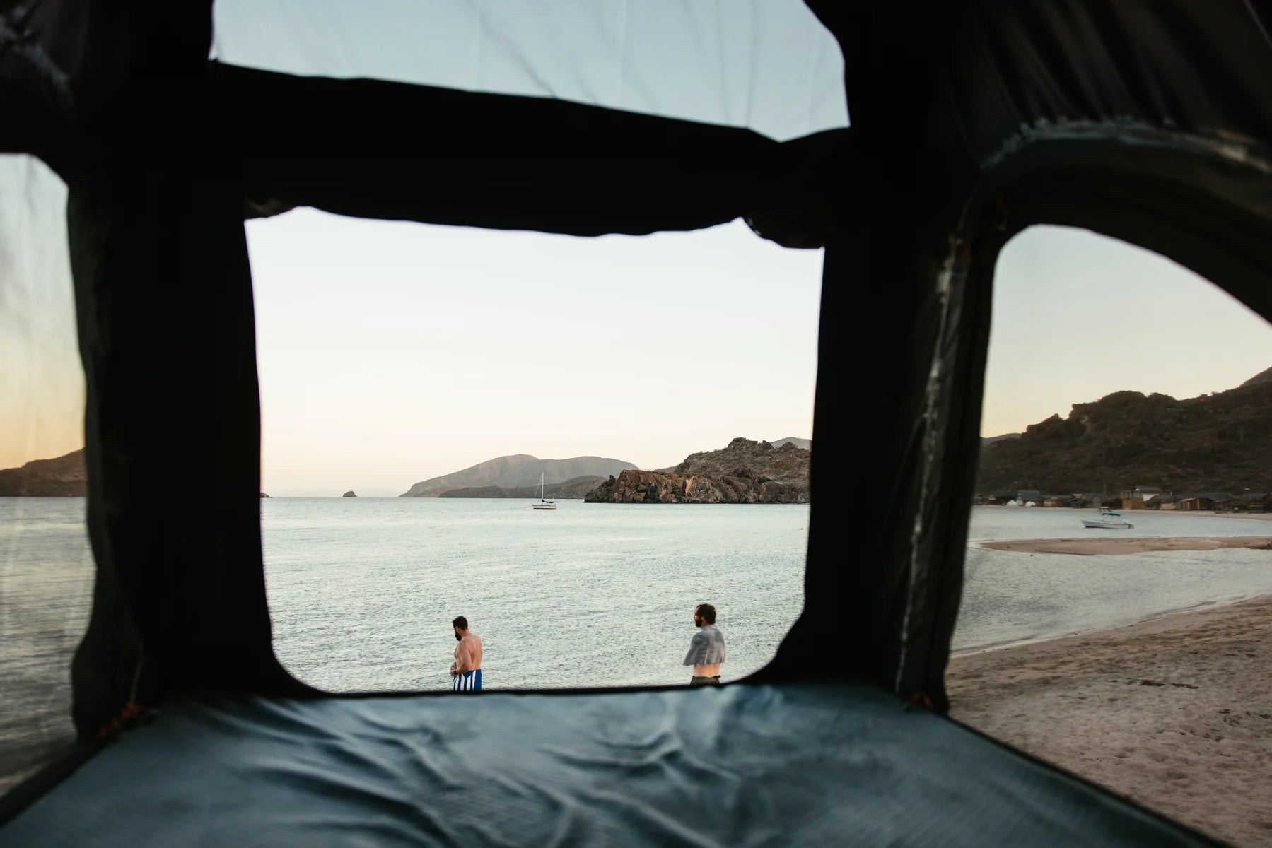 ROAM - The Desperado Hardshell Rooftop Tent
